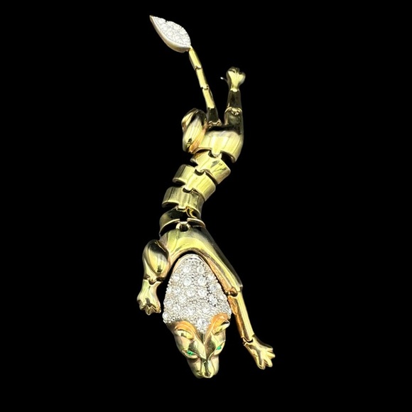 1980s  Lion Articulated Shoulder Brooch Pin Gold Plated Pave Crystals Statement - Picture 3 of 13